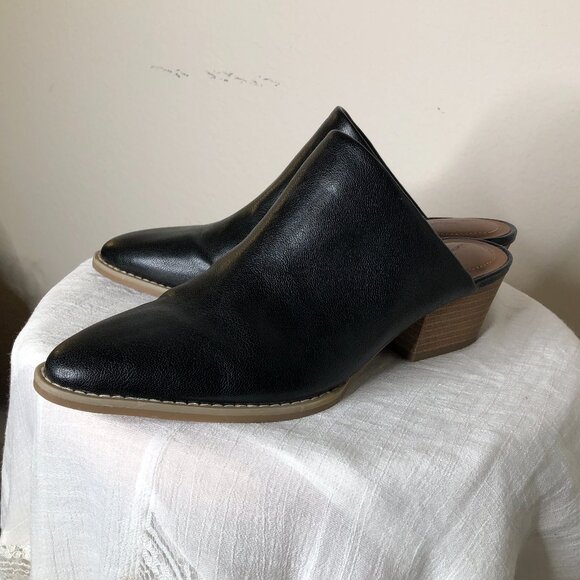 Universal Thread Shoes - Beautiful NEW "Universal Threads" Faux leather Women's Shoe/ size 7 1/2